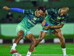 pemain-persib-bandung-frets-butuan-kiri-dan-david-da-silva-melakukan-latihan-di-stadion-siliwangi.jpg