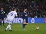 pemain-psg-lionel-messi-membawa-bola-di-laga-kontra-real-madrid-di-leg-pertama-babak-16-besar.jpg
