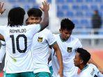 pemain-timnas-indonesia-u20-ronaldo-kwateh-dan-hokky-carakan-bersama-rekannya.jpg