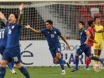 pemain-timnas-thailand-chanathip-songkrasin-ketiga-dari-kanan-merayakan-golnya.jpg