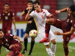 pemain-vietnam-nguyen-van-toan-tengah-berebut-bola-dengan-pemain-thailand-yusef-elias-dolah.jpg