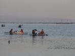 pengunjung-pantai-bermain-kano-di-pantai-karang-sanur-senin-31-mei-2021-hargakl.jpg