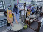 pengurus-masjid-membuat-bubur-serangkaian-kegiatan-festival-ramadhan-di-masjid-baitul-makmur.jpg