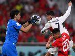 penjaga-gawang-timnas-maroko-yassine-bounou-kiri-menangkap-bola-saat-berebut-bola.jpg