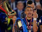 penyerang-alexis-sanchez-kala-memegang-trofi-scudetto-liga-italia-bersama-inter.jpg