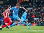 penyerang-man-city-kevin-de-bruyne-melepaskan-sepakan-ke-gawang-atletico-madrid-rabu-6-april-2022.jpg