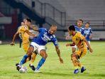 penyerang-persib-bandung-david-da-silva-menguasai-bola-diapit-dua-pemain-bhayangkara-fc.jpg