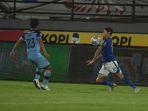 penyerang-persib-bandung-esteban-vizcarra-mengontrol-bola-dengan-dadanya.jpg