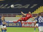 penyerang-persija-jakarta-marko-simic-melakukan-sepakan-akrobatik-ke-gawang-persib-bandung.jpg