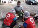 petugas-ambulance-pmi-saat-melakukan-atensi-tumpahan-minyak.jpg