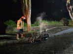 petugas-damkar-memadamkan-api-yang-membakar-sepeda-motor-di-taman-budaya-candra-buana.jpg