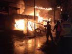petugas-sedang-melakukan-pemadaman-api-akibat-kebakaran-di-tegalalang.jpg