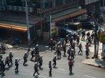 polisi-myanmar-dan-demonstran.jpg