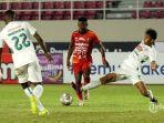 privat-mbarga-tengah-dikawal-oleh-ifan-nanda-di-laga-bali-united-vs-pss-sleman.jpg