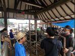 proses-penimbangan-sapi-di-pasar-hewan-beringkit-pada-senin-4-juli-2022.jpg