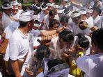 ratusan-pemedek-mengikuti-ritual-pebayuhan-sapuh-leger-massal.jpg