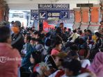 ratusan-pemudik-h-7-memenuhi-terminal-ubung_20170618_164533.jpg