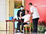 residen-Jokowi-Lakukan-Vaksinasi-Booster-Kedua-Covid-19.jpg