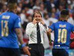 roberto-mancini-tengah-berbicara-kepada-para-pemainnya-selama-pertandingan.jpg