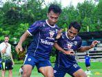 robi-darwis-kanan-dan-frets-butuan-tampak-berebut-bola-dalam-sesi-latihan-rutin-persib.jpg