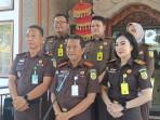 saat-memberikan-keterangan-terkait-pembubaran-Yayasan-Anak-Bali-Luih.jpg