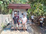 salah-satu-warga-Buleleng-mendapat-bantuan-jamban.jpg
