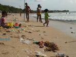 sampah-plastik-menyerbu-pantai-kuta-bali-jelang-natal-2019-dan-tahun-baru-2020.jpg