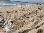 sampah-plastik-serbu-pantai-kuta-bali-rabu-18122019.jpg