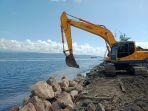 sebuah-alat-berat-saat-beroperasi-untuk-pengerjaan-senderaan-pantai-di-pantai-gilimanuk.jpg