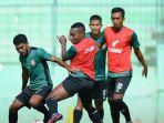 sejumlah-pemain-borneo-fc-menggelar-latihan-rutin-jelang-laga-menghadapi-persija-jakarta.jpg
