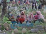 sejumlah-peziarah-berdoa-di-makam-keluarganya.jpg