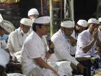 sekda-adi-arnawa-saat-menghadiri-karya-pujawali-di-pura-paibon-agung-tegal-linggah.jpg