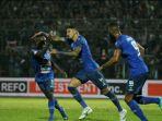 selebrasi-bek-arema-fc-arthur-cunha.jpg