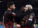 selebrasi-dua-pemain-rossoneri-olivier-giroud-kiri-dan-theo-hernandez.jpg