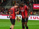 bali/selebrasi-rafael-leao-dan-alexis-saelemaekers-di-laga-penutup-serie-a-liga-italia-ac-milan-vs-hellas.jpg
