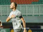 selebrasi-striker-bali-united-ilija-spasojevic-di-liga-1-2022-2023.jpg