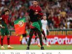seorang-invader-memeluk-cristiano-ronaldo-saat-pertandingan-berlangsung-antara-portugal-vs-bosnia.jpg