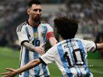 seorang-penggemar-kanan-berlari-ke-arah-lionel-messi-dari-argentina.jpg