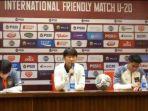 shin-tae-yong-bersama-pemainnya-muhammad-ferarri-saat-menghadiri-sesi-konferensi-pers.jpg