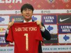 shin-tae-yong-pamerkan-jersey-timnas-indonesia.jpg