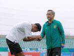 sosok-pemain-koko-ari-bersalaman-sekaligus-berpamitan-dengan-pelatih-persebaya.jpg