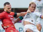 spaso-tengah-berduel-dengan-pemain-persita.jpg