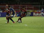 stefano-lilipaly-cetak-gol-ke-gawang-persib-bandung.jpg
