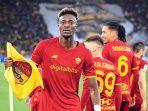 striker-as-roma-tammy-abraham-mencetak-dua-gol-di-laga-derbi-della-capitale.jpg
