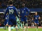 striker-chelsea-belgia-romelu-lukaku-tengah-merayakan-dengan-rekan-setimnya.jpg