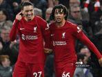 striker-darwin-nunez-kiri-merayakan-dengan-bek-liverpool-trent-alexander-vs-manchester-united.jpg
