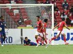 striker-indonesia-ezra-walian-kanan-mencetak-gol-pada-pertandingan-leg-k.jpg