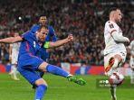 striker-inggris-harry-kane-kiri-menembak-melewati-gelandang-albania-lorenc-trashi.jpg