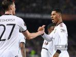 striker-inggris-manchester-united-marcus-rashford-merayakan-dengan-wout-weghorst.jpg