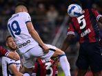 striker-joaquin-correa-melakukan-heading-dan-mengarah-ke-gawang-bologna.jpg